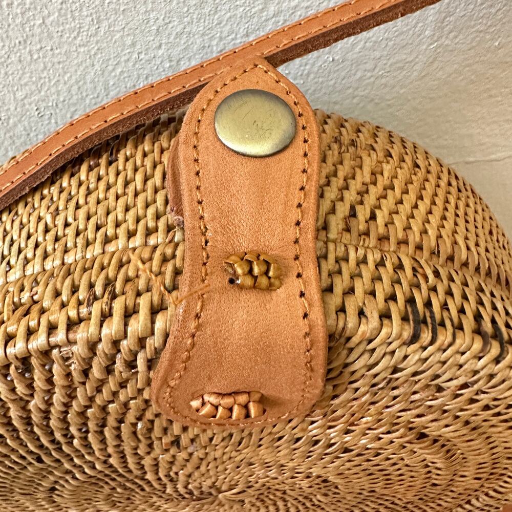 Boho Handwoven Round Rattan Crossbody Purse Flower Weaving Bali Bag Leather - Picture 3 of 12